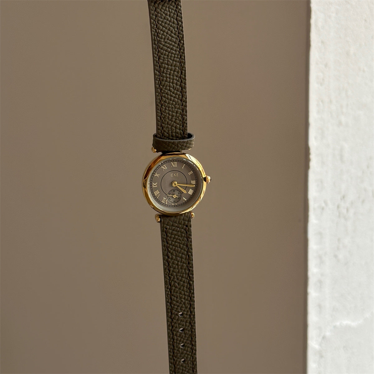 Alaya Vintage Wrist Watch - Round Two-Hand Dial - Gold Frame Grey [0NFLL9FA]