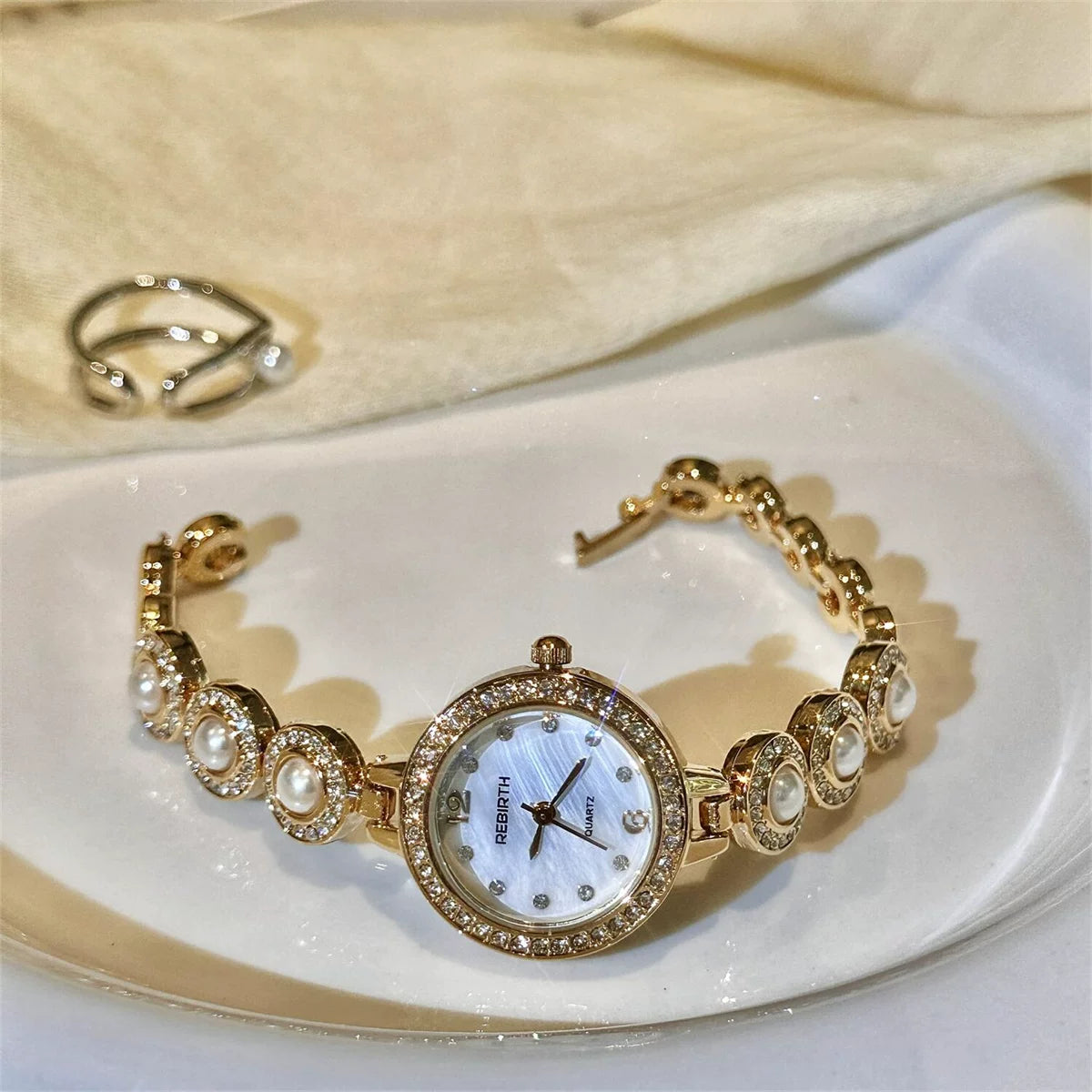 Pearl Bracelet Watch - Gold [X7M2Y1KO]