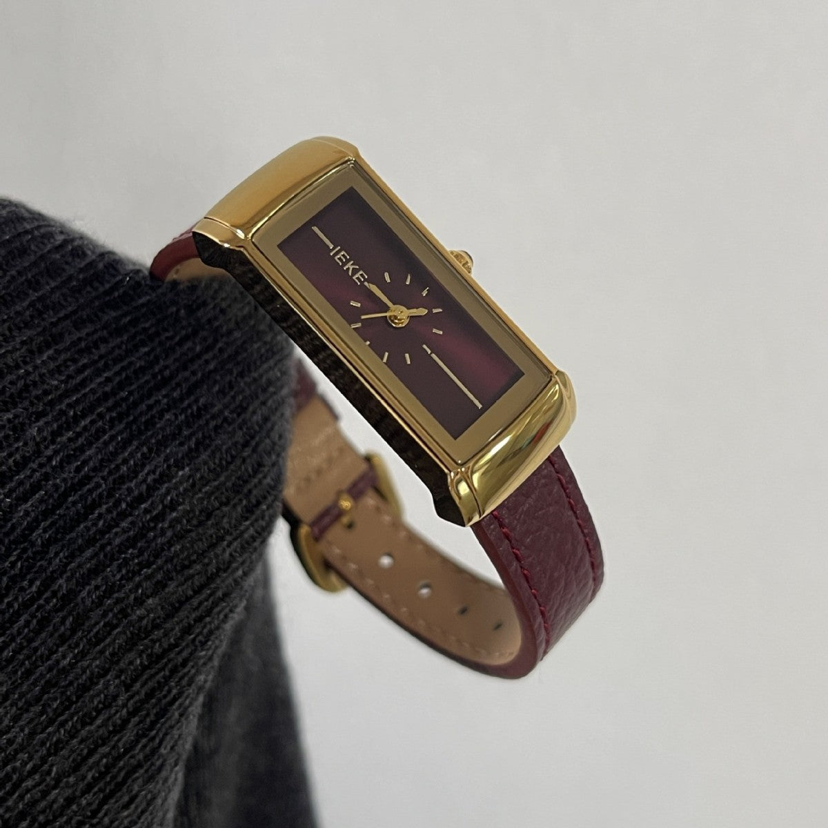 Zhamira Retro Red Watch - Leather Strap with Thin Rectangular Dial [EEWI6Y2Q]