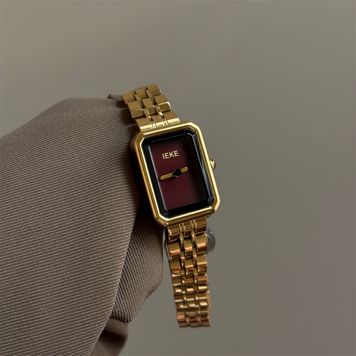 Liba Snakehead Quartz Watch - IEKE 88107 No Second Hand Red Dial Gold Steel Band [5DKC96LE]