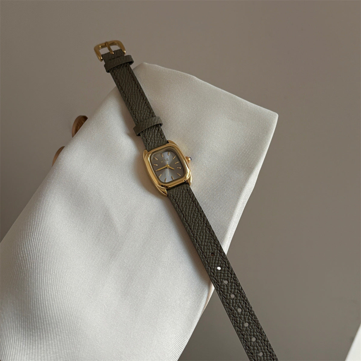 Alaya Vintage Wrist Watch - Chubby Dial - Gold Frame Grey [JU5XLLBQ]