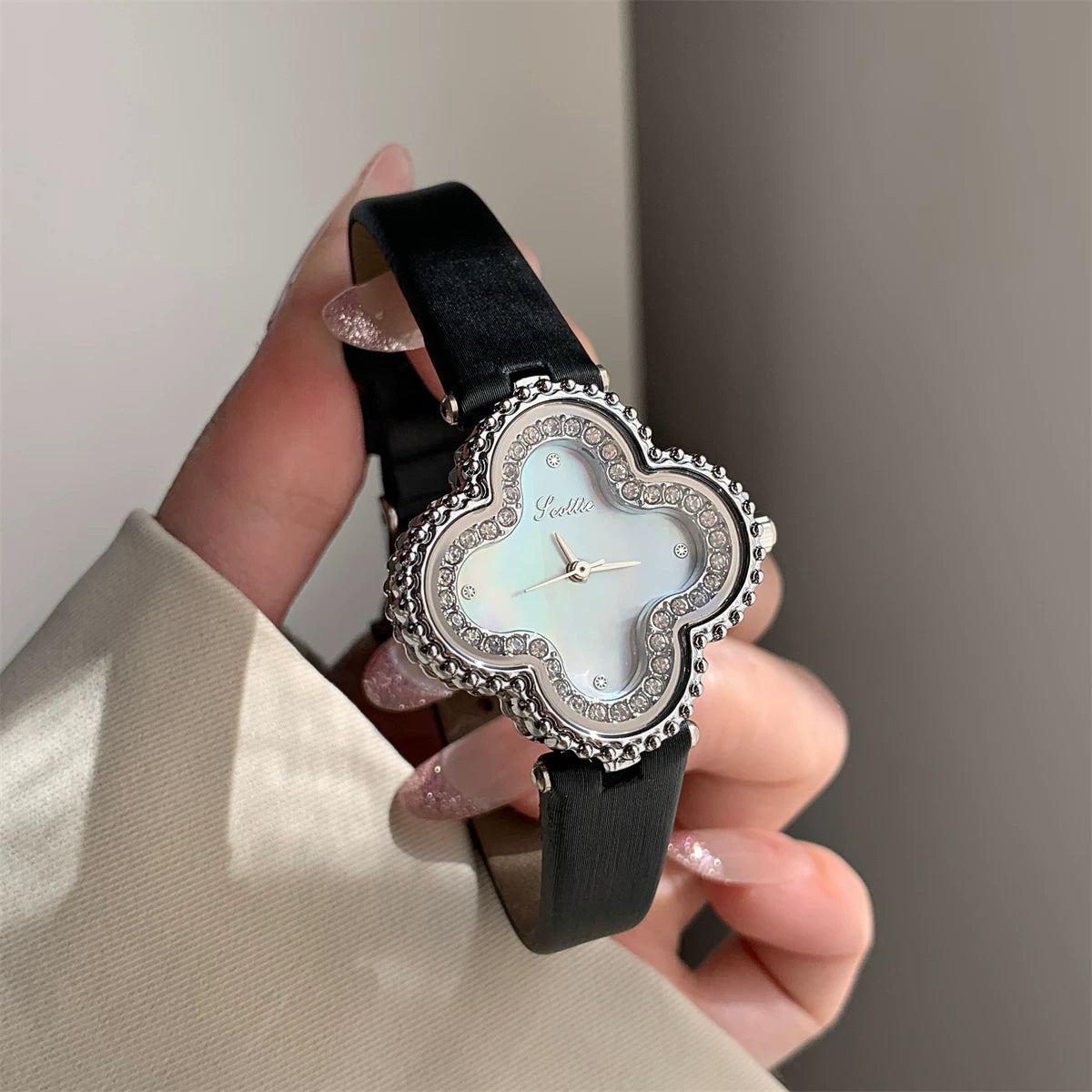 Mother-of-Pearl Clover Watch - Black Strap, Silver Case, White Dial [WRIQYREM]