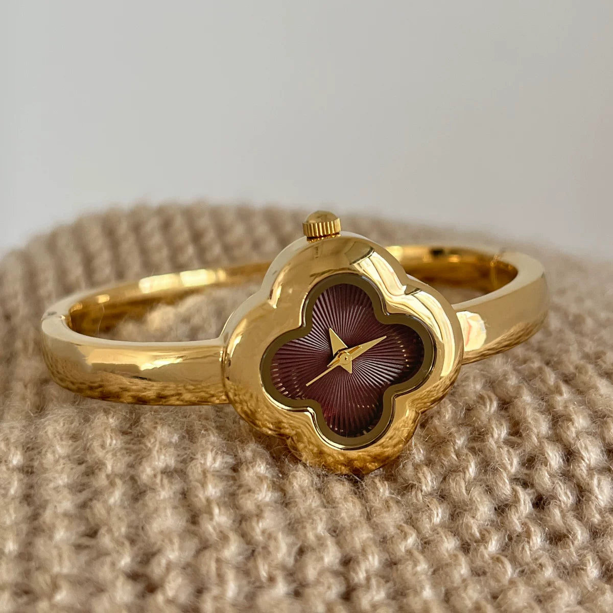 Clover Bracelet Watch - Gold Band with Red Dial [8TJSWXD7]