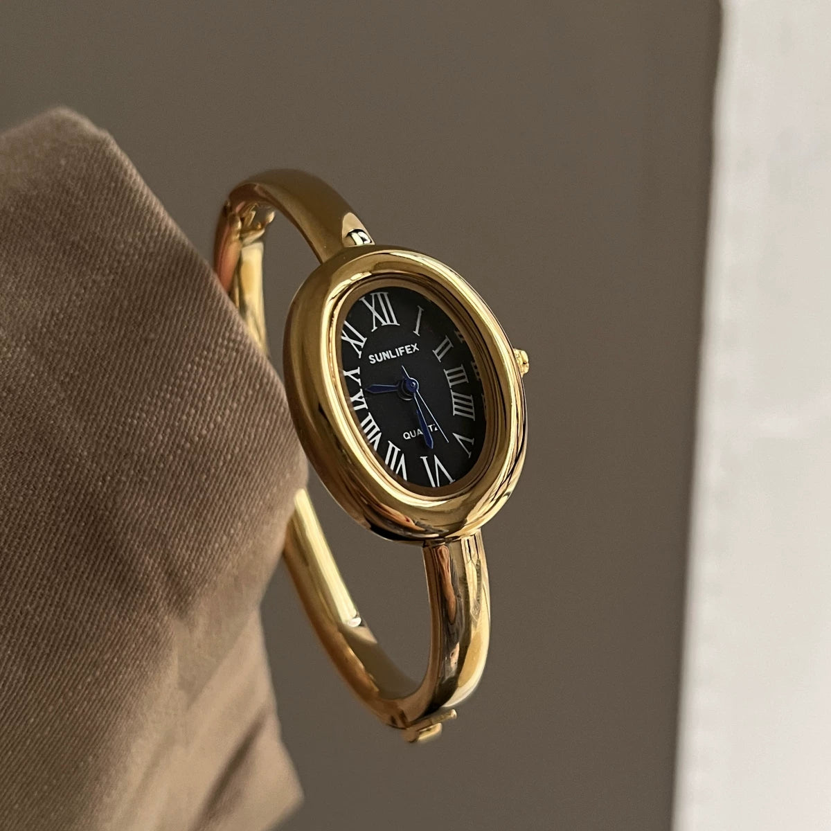 Oval Vintage Gold Bracelet Watch - Gold Band Black Dial (Roman Numerals) [JWJPEMTF]