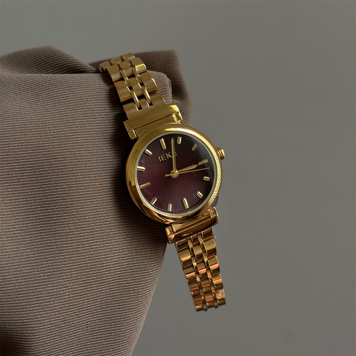 Liba Snakehead Quartz Watch - IEKE 88261 Brushed Round Dial Red Dial Gold Steel Band [HRZH7SFY]