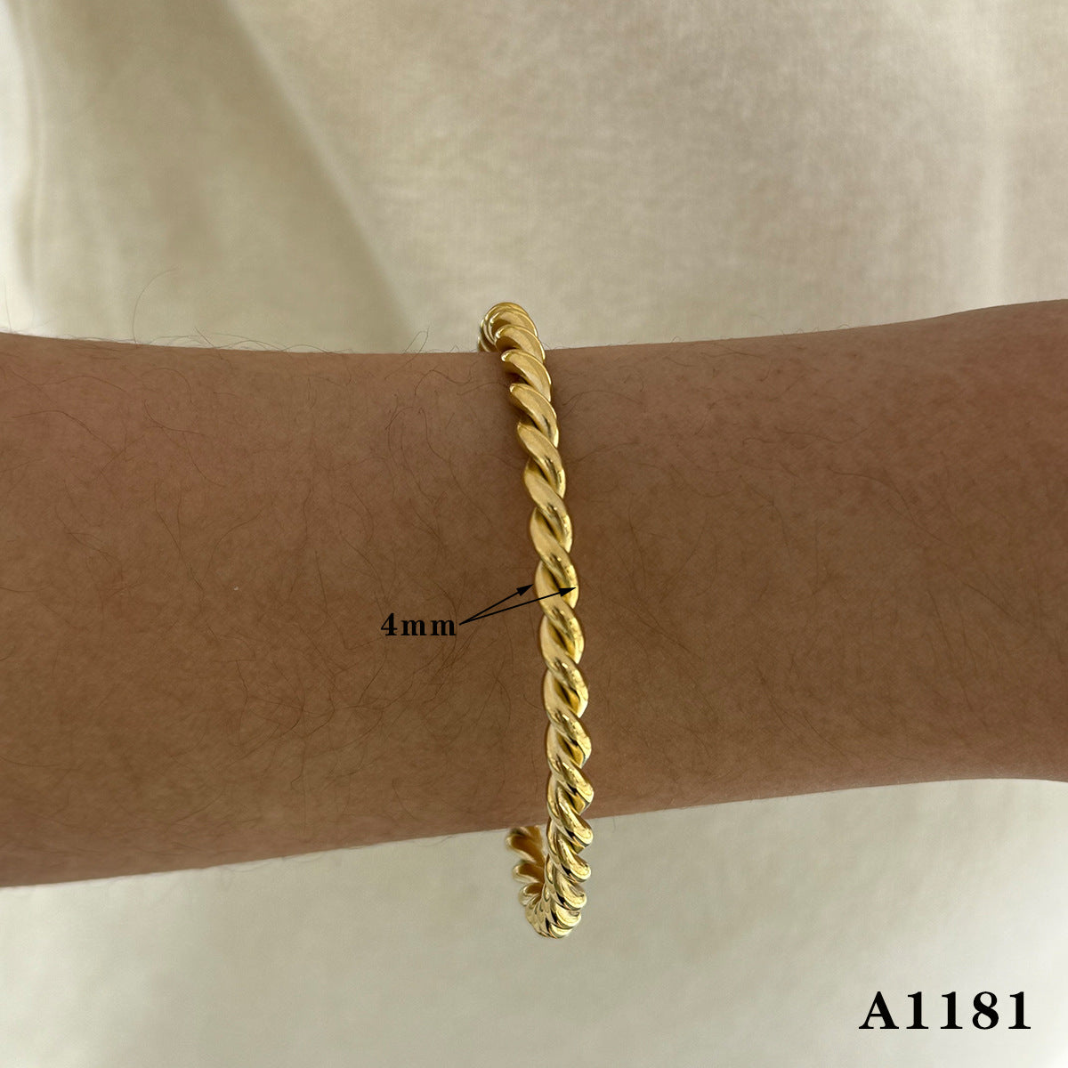 Nilah Diamond Heart Charm Bracelet - Gold Bangle [IHCLB5IZ]
