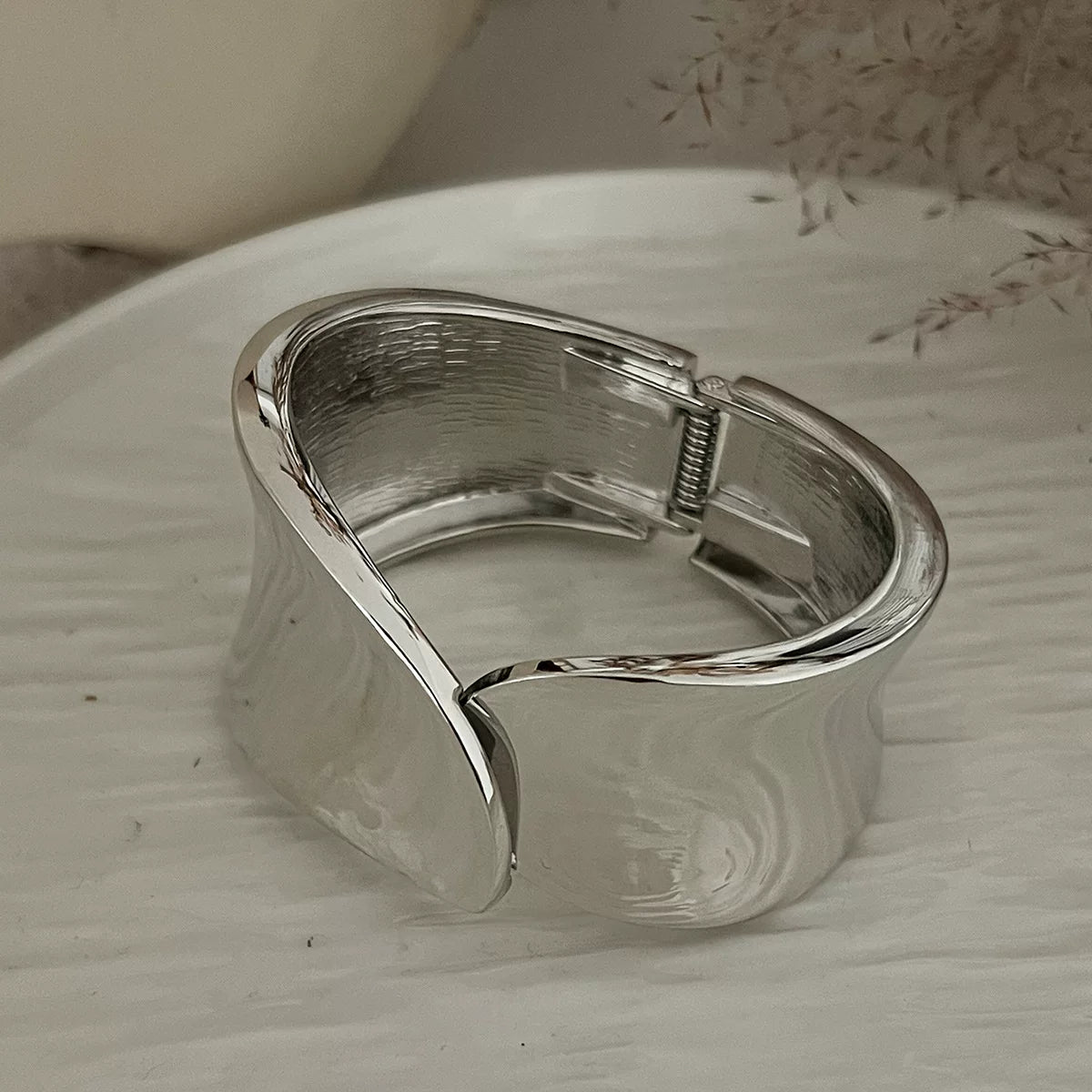 Concave Glossy Wide Cuff Bracelet - Silver Wide [2JAD5W7B]