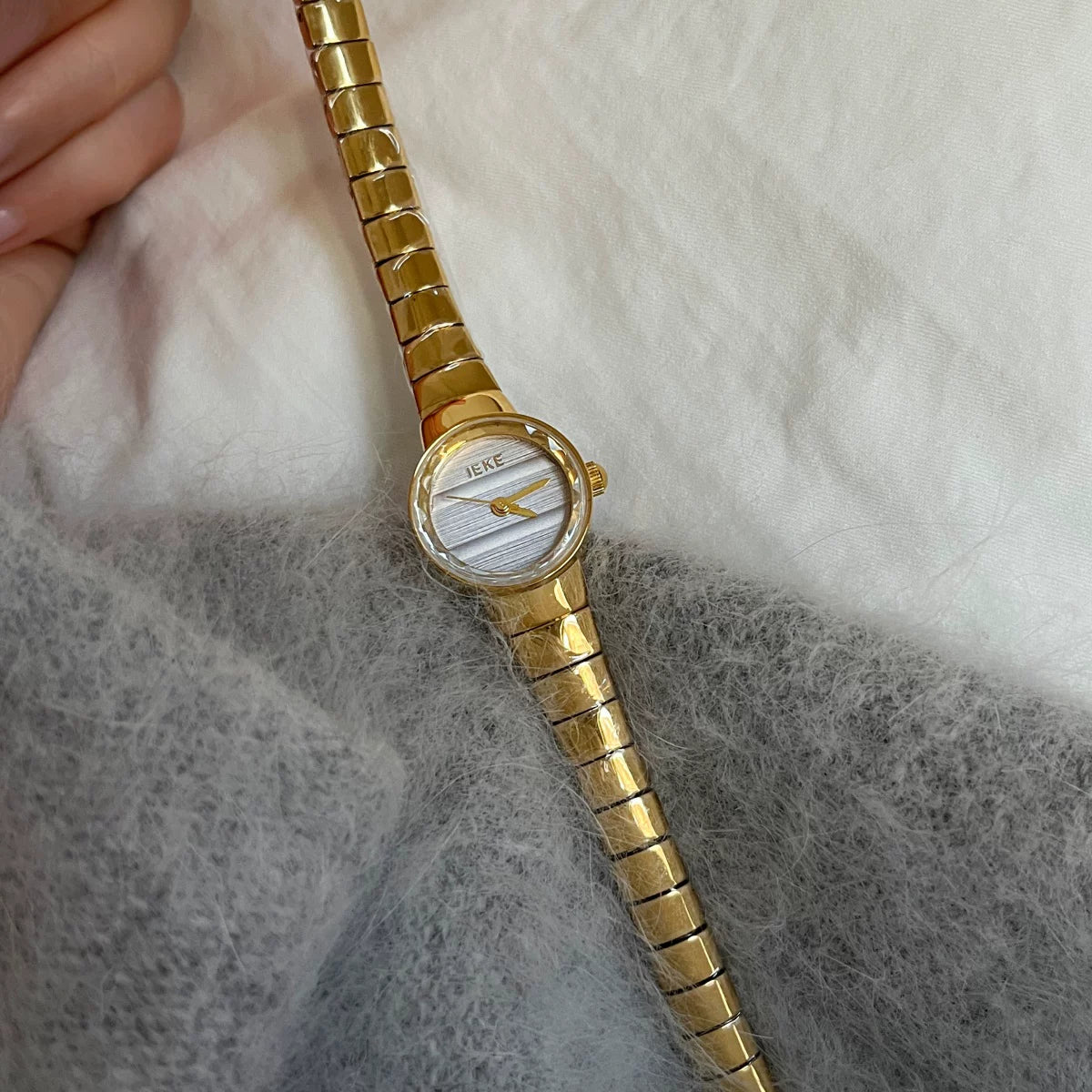 Round Dial Bracelet Watch - Gold Band Grey Dial [9O73HNGY]