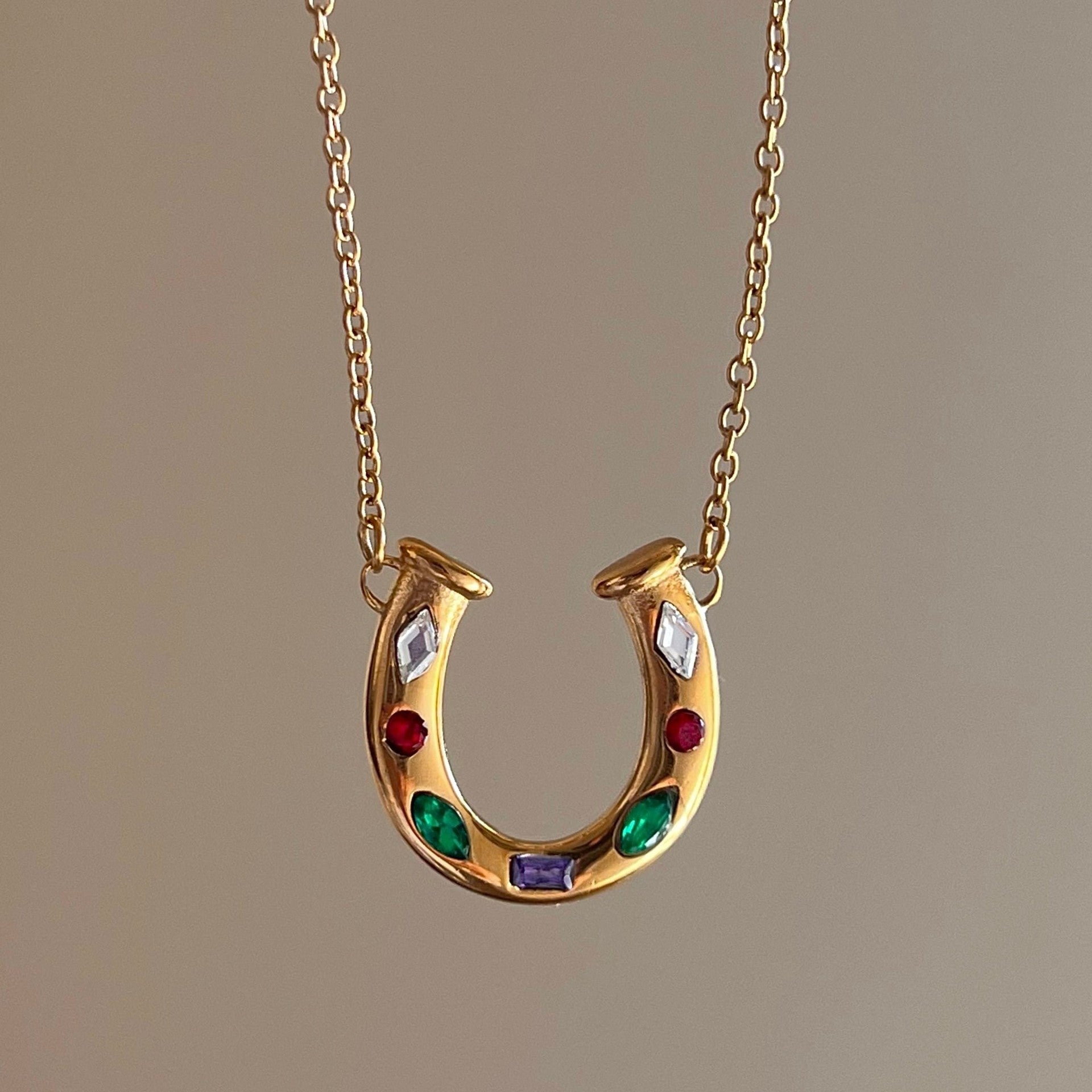 Lucky Horseshoe Pendant Necklace - U-Shape Kaleidoscope [UBWEO75V]