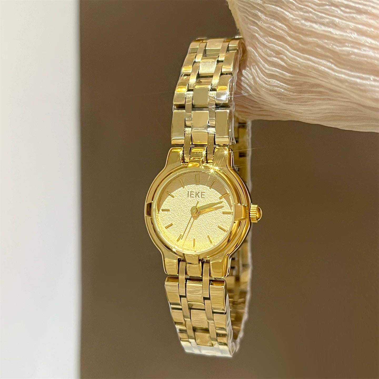 Round Minimalist Bracelet Watch - Gold Band Gold Dial [6ZC0BNNC]