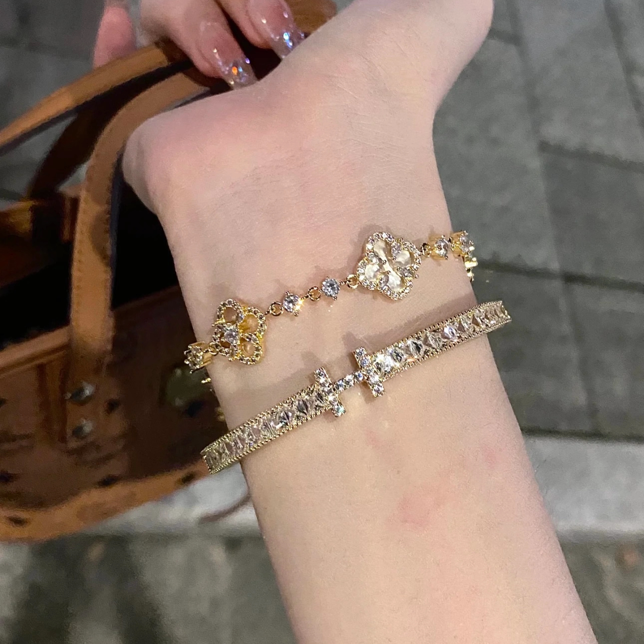 Clover and H Motif Bracelets - Gold H Bangle [NHA6VGFR]