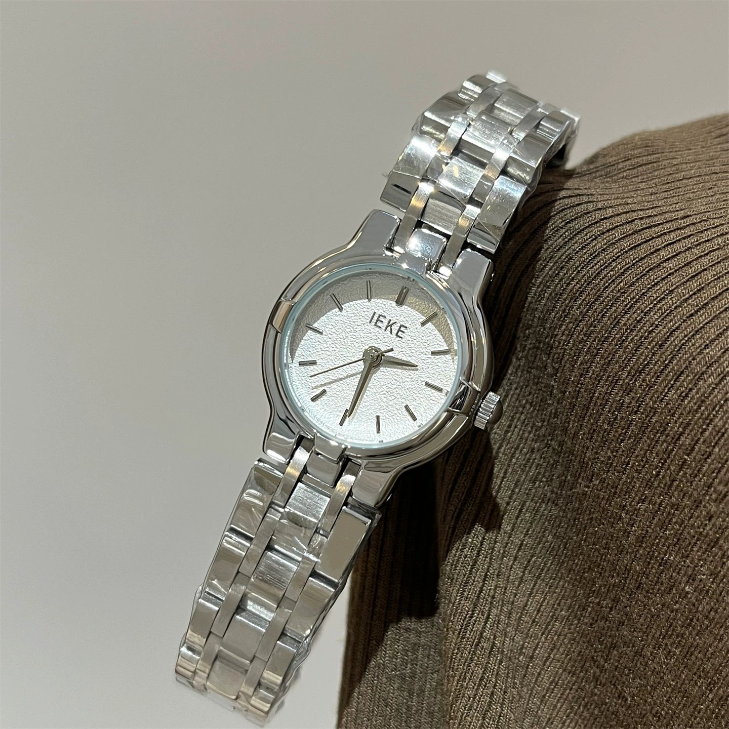 Round Minimalist Bracelet Watch - Silver Band White Dial [Z4S96K4K]