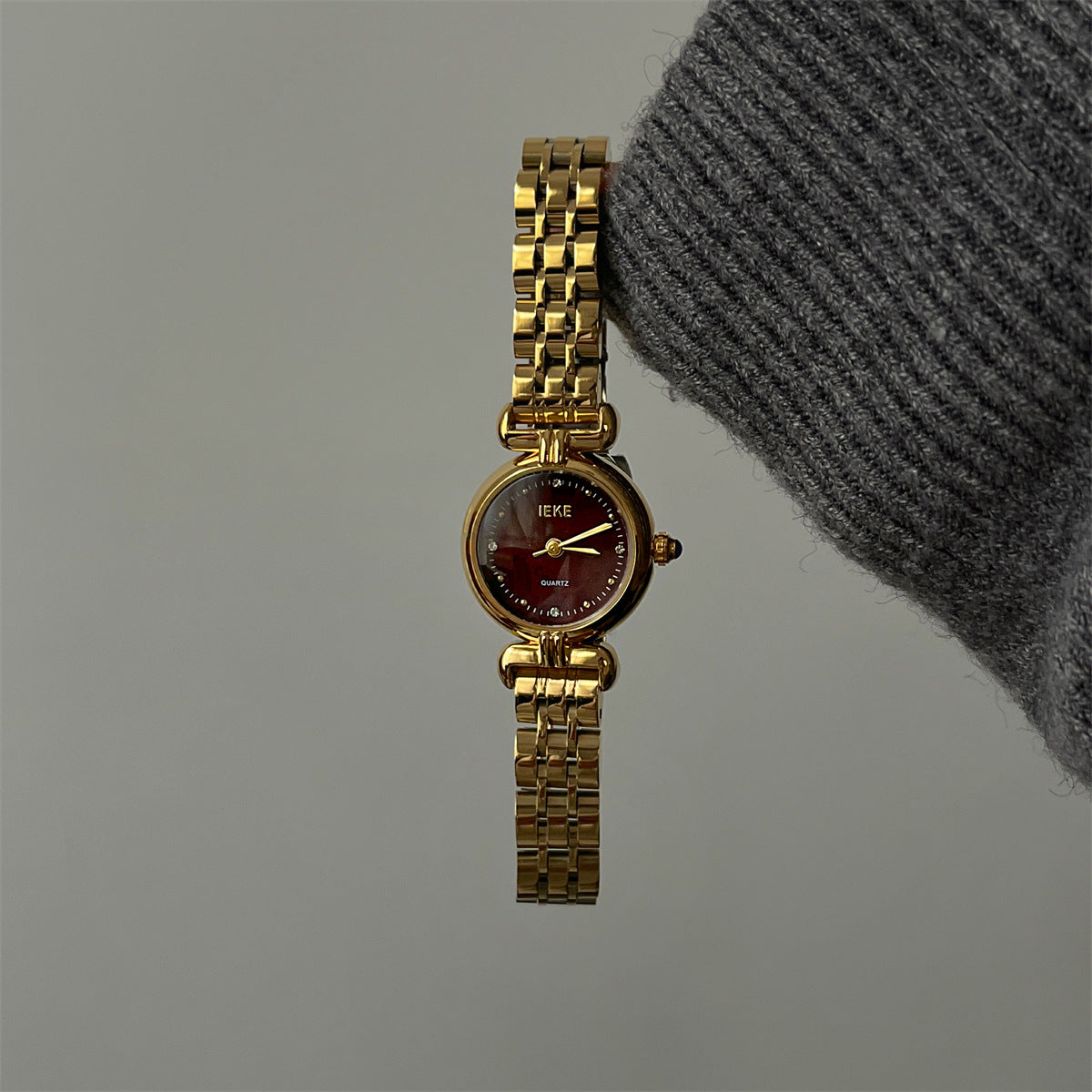 Liba Snakehead Quartz Watch - IEKE 88152 Small Round Dots Red Dial Gold Steel Band [4EUJPZIC]