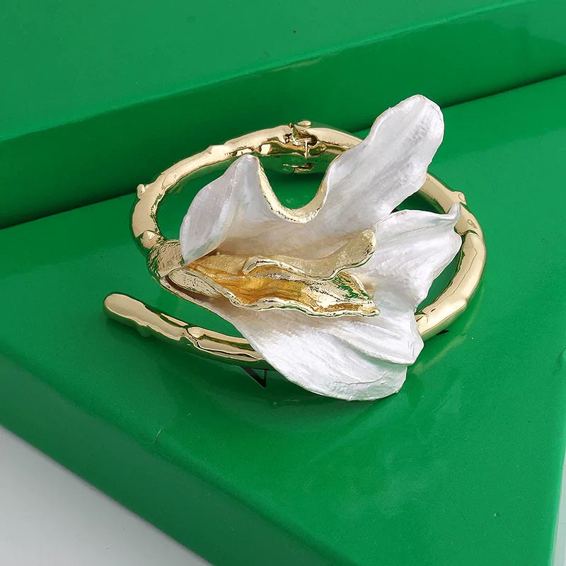White Enamel Iris Flower Open Bracelet - Premium Silver [EZ8S6GTB]
