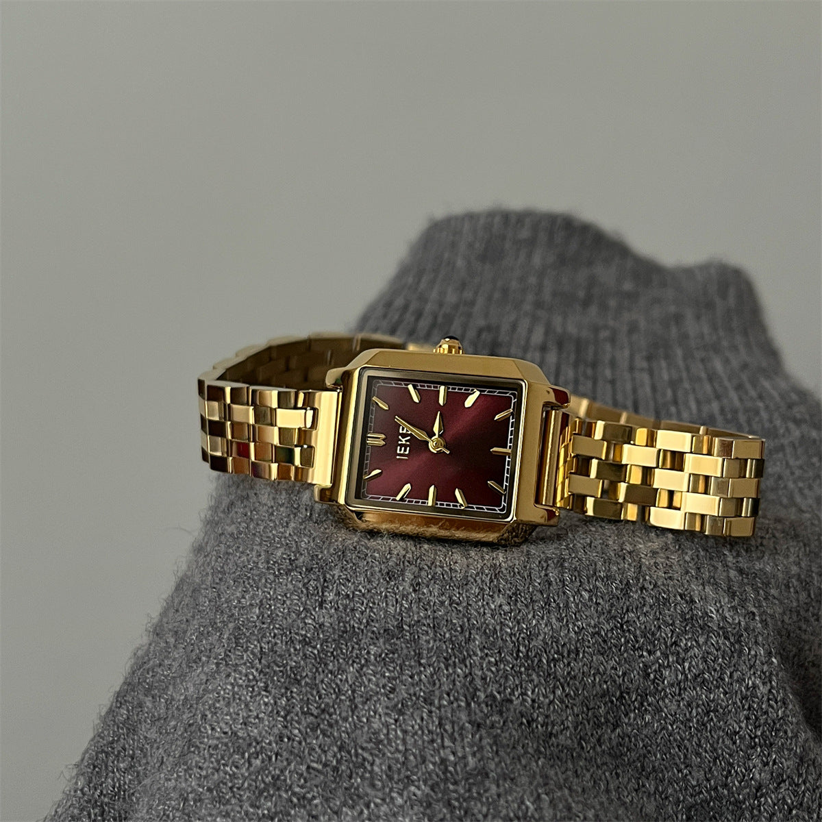Liba Snakehead Quartz Watch - IEKE 88282 Square Arrow Red Dial Gold Steel Band [AKO6MIMB]