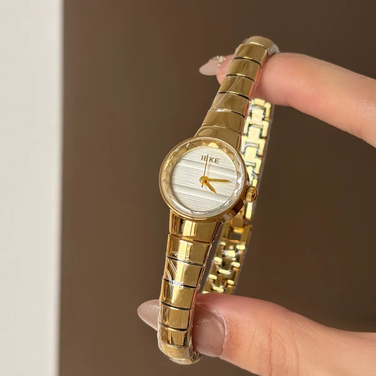 Round Dial Bracelet Watch - Gold Band White Dial [FYLSGYMN]