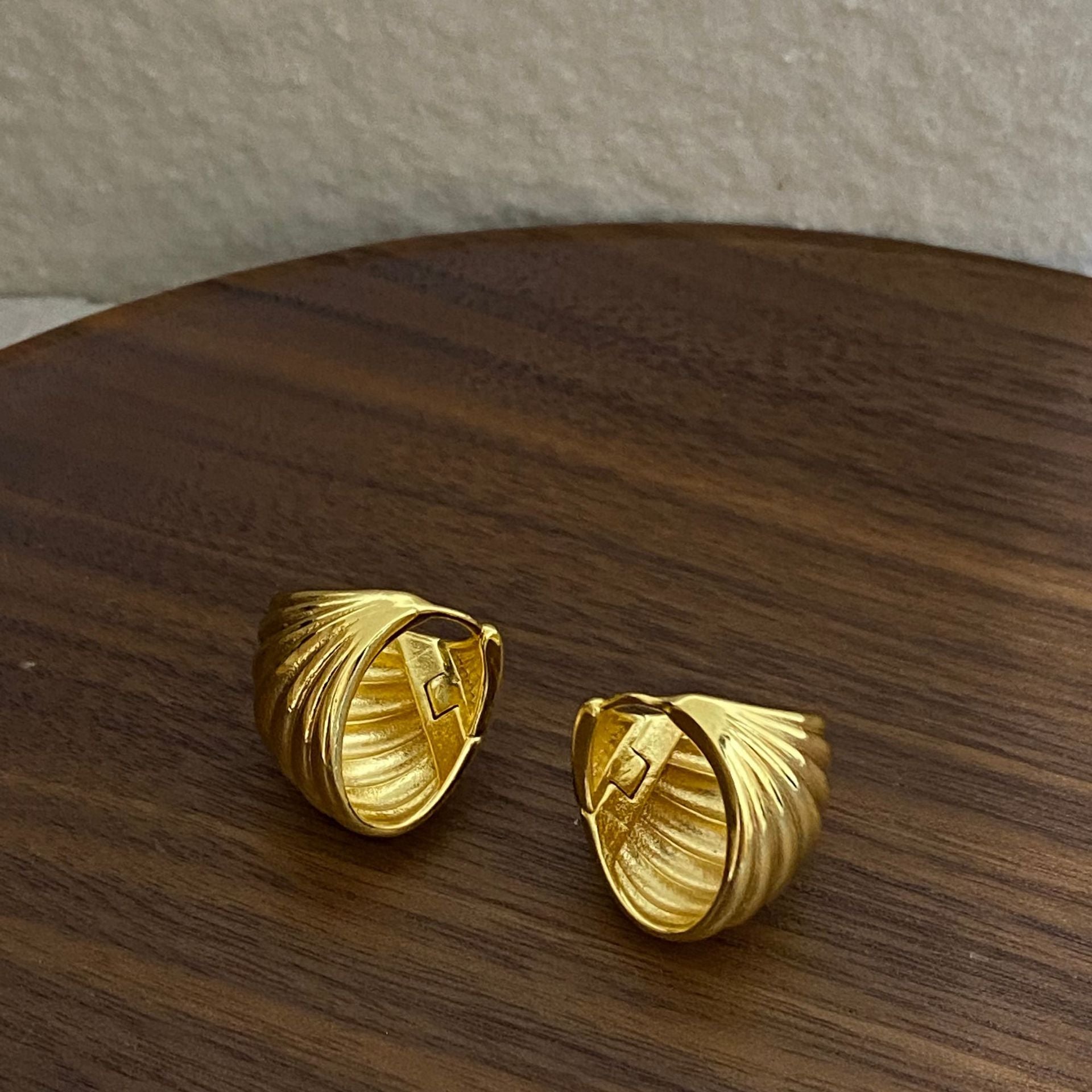 Audree Textured Shell Hoops - Gold 18K Real Gold Plated [SIJD9FRG]