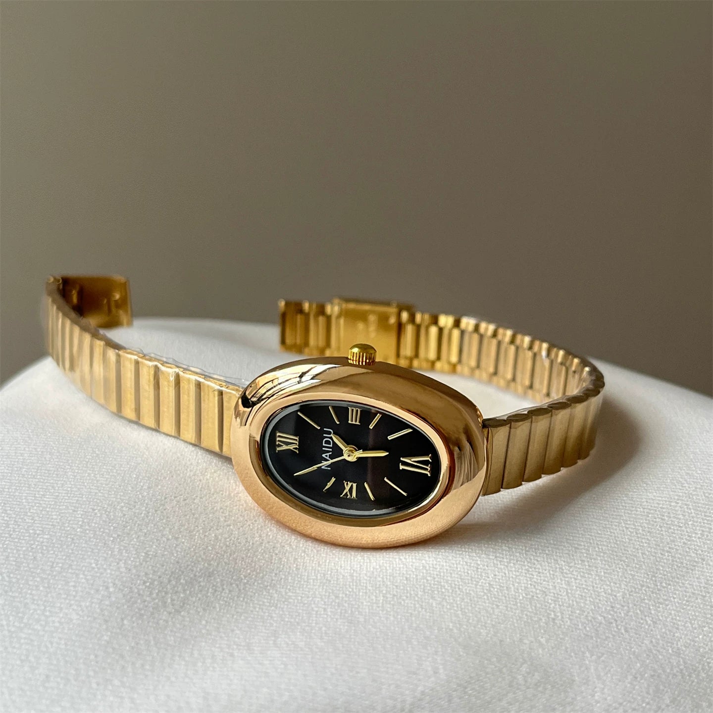 Vintage Inspired Bangle Watch - Gold Bamboo Link / Black Dial / Roman Numerals [STQF39M8]