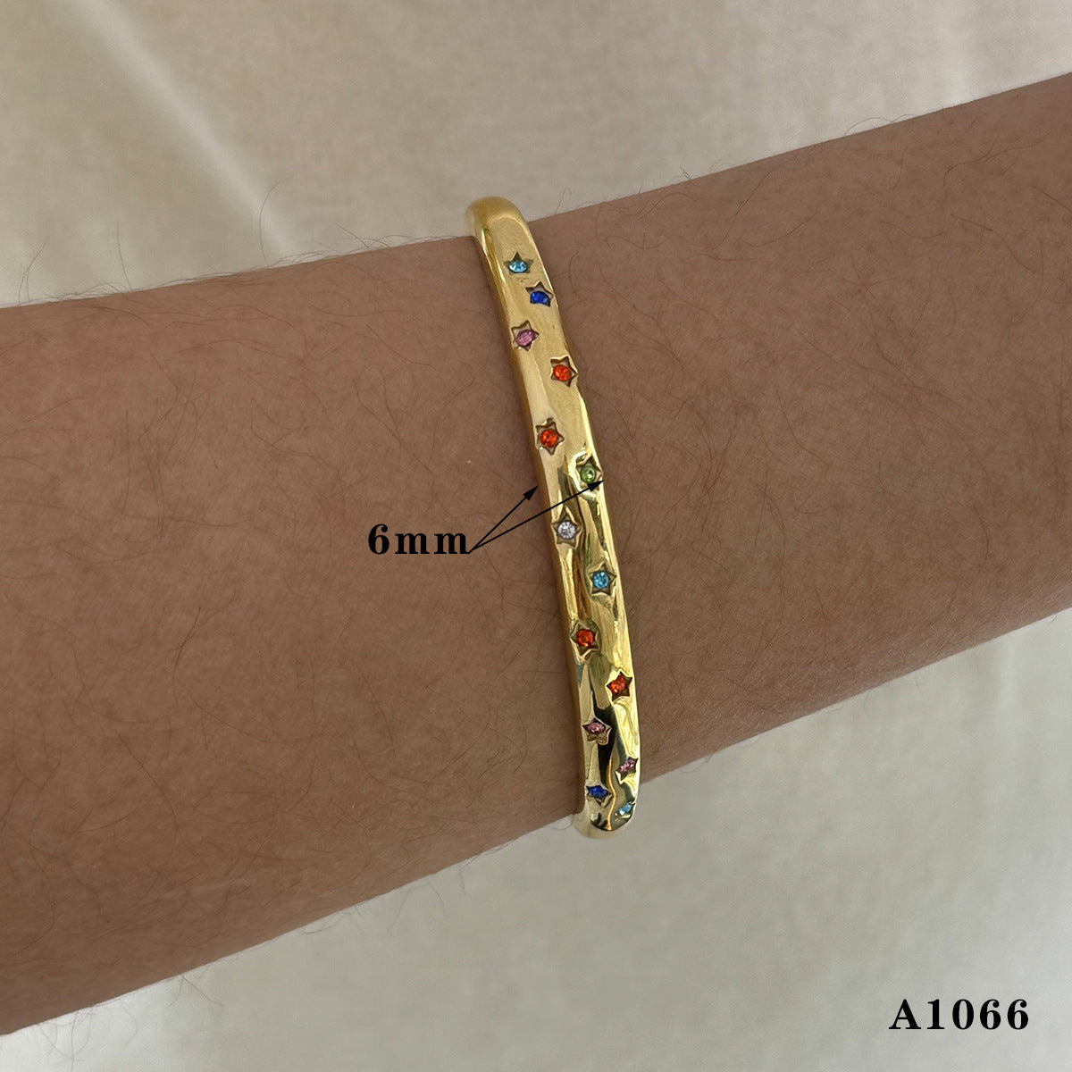 Nilah Diamond Heart Charm Bracelet - Gold Colored Diamond Bangle [JOCJKMAQ]