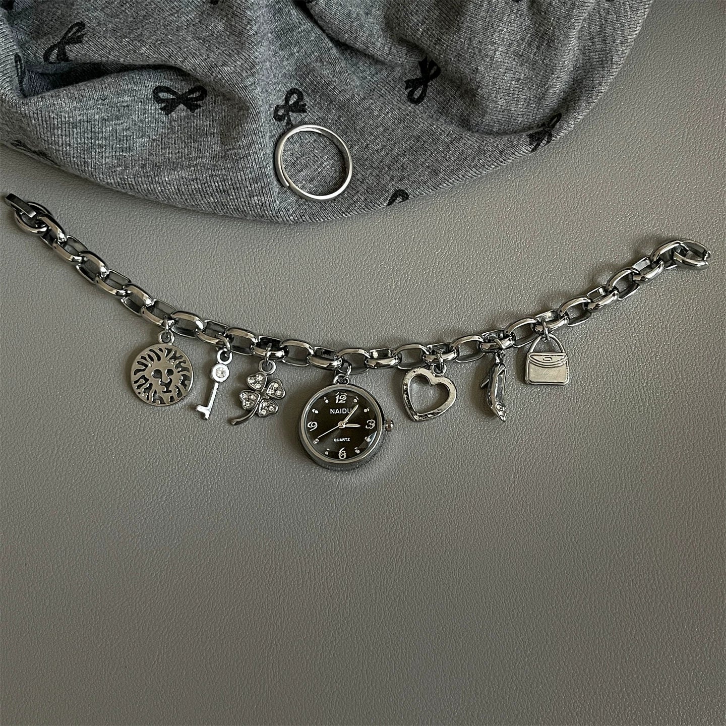 Vintage Heart Pendant Bracelet Watch - Silver Band with Black Dial [A5125XVN]