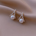 Amerie Sculptural Pearl Earrings - Gold [7RUIZNU9]