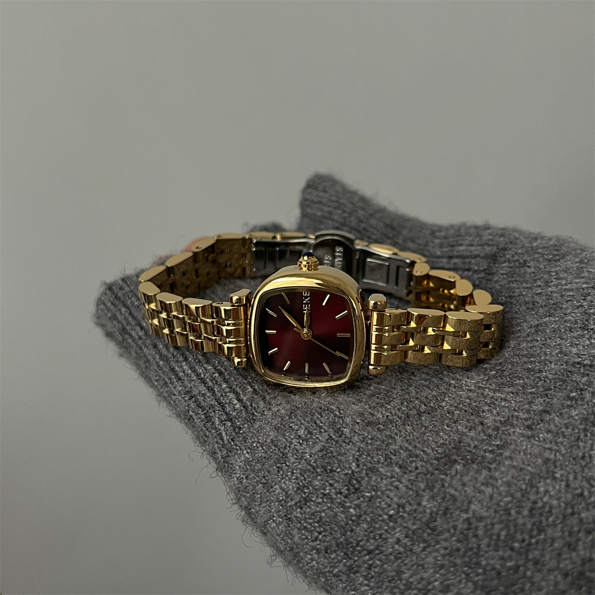 Liba Snakehead Quartz Watch - IEKE 88126 Small Sugar Cube Red Dial Gold Steel Band [Y2RJPLRX]