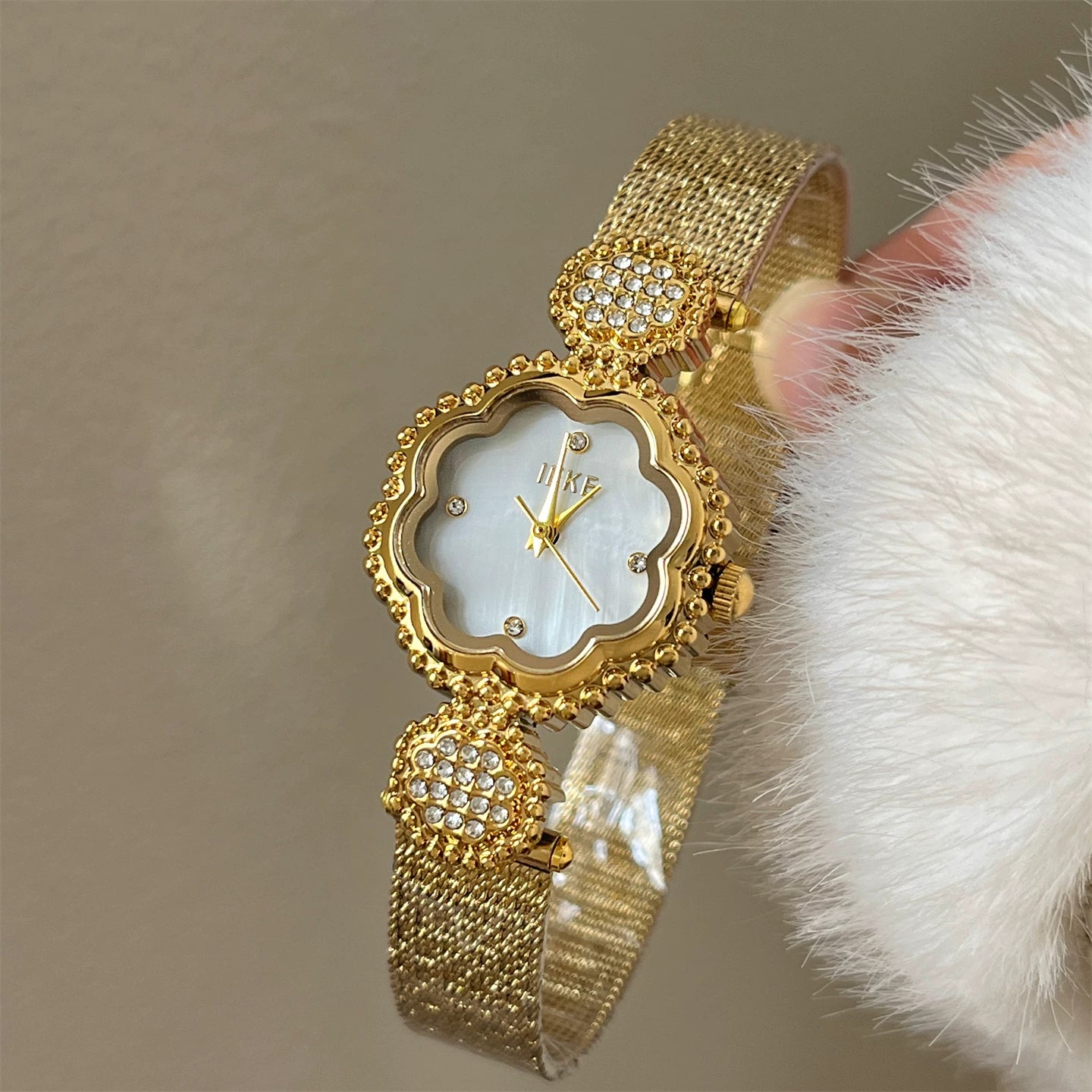 Vintage Camellia Bracelet Watch - Gold Band White Dial [PI8KD1R6]