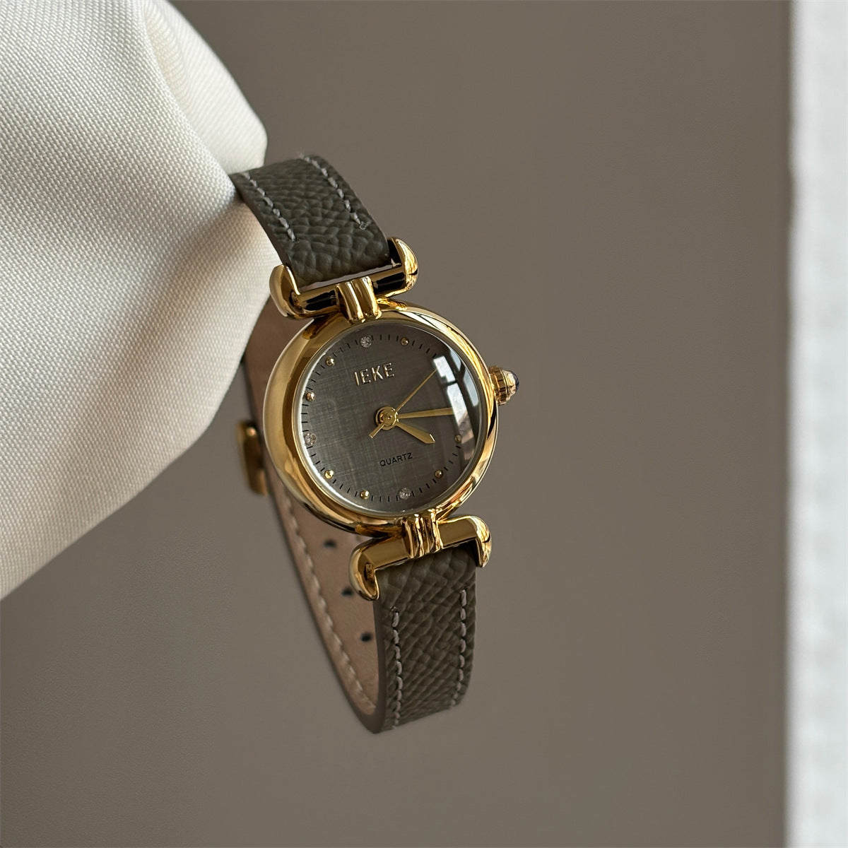 Alaya Vintage Wrist Watch - Small Clock Dial - Gold Frame Grey [U84P3ED0]