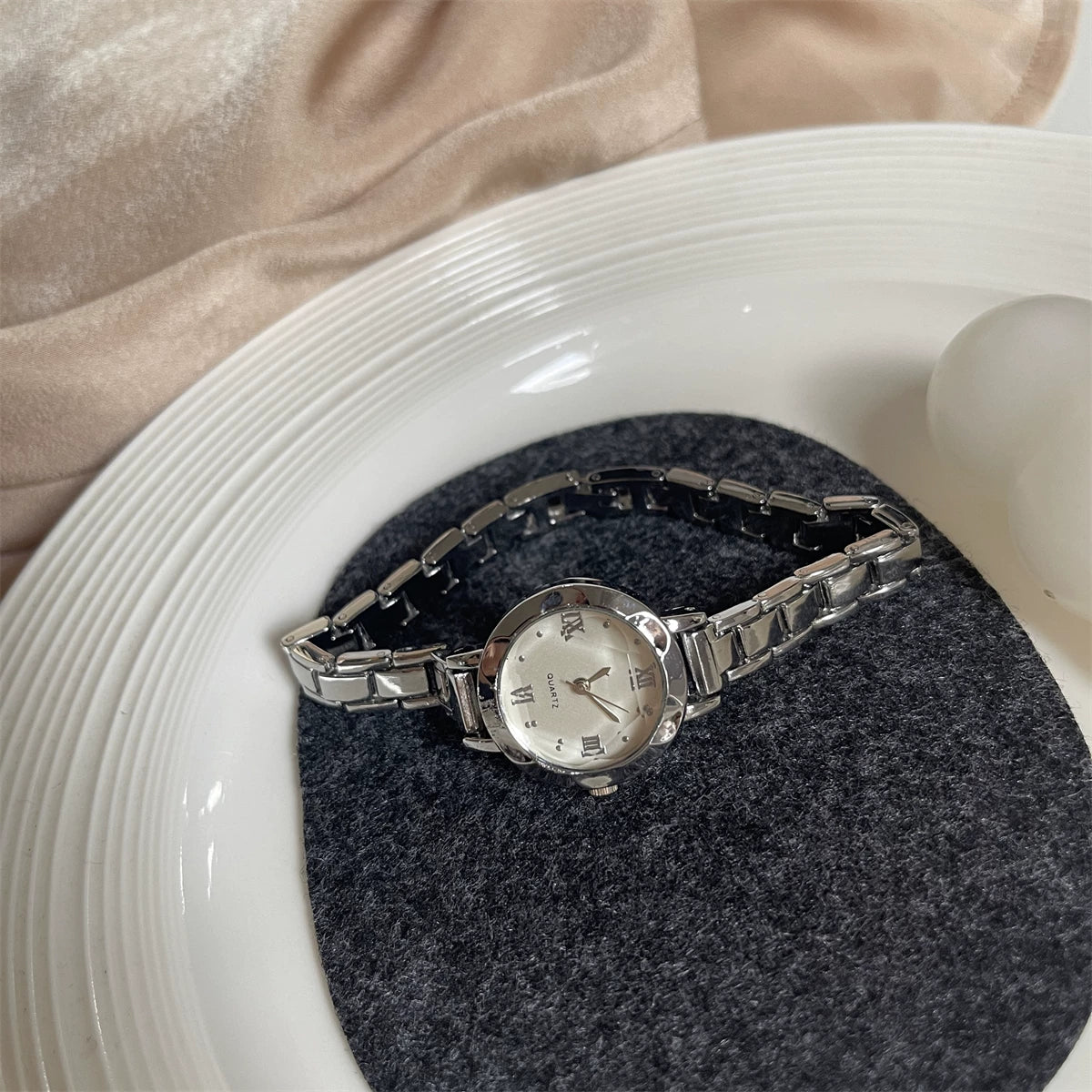 Minimalist Chain Bracelet Watch - Silver with White Dial (Roman Numeral Chain) [WE7SZS2S]
