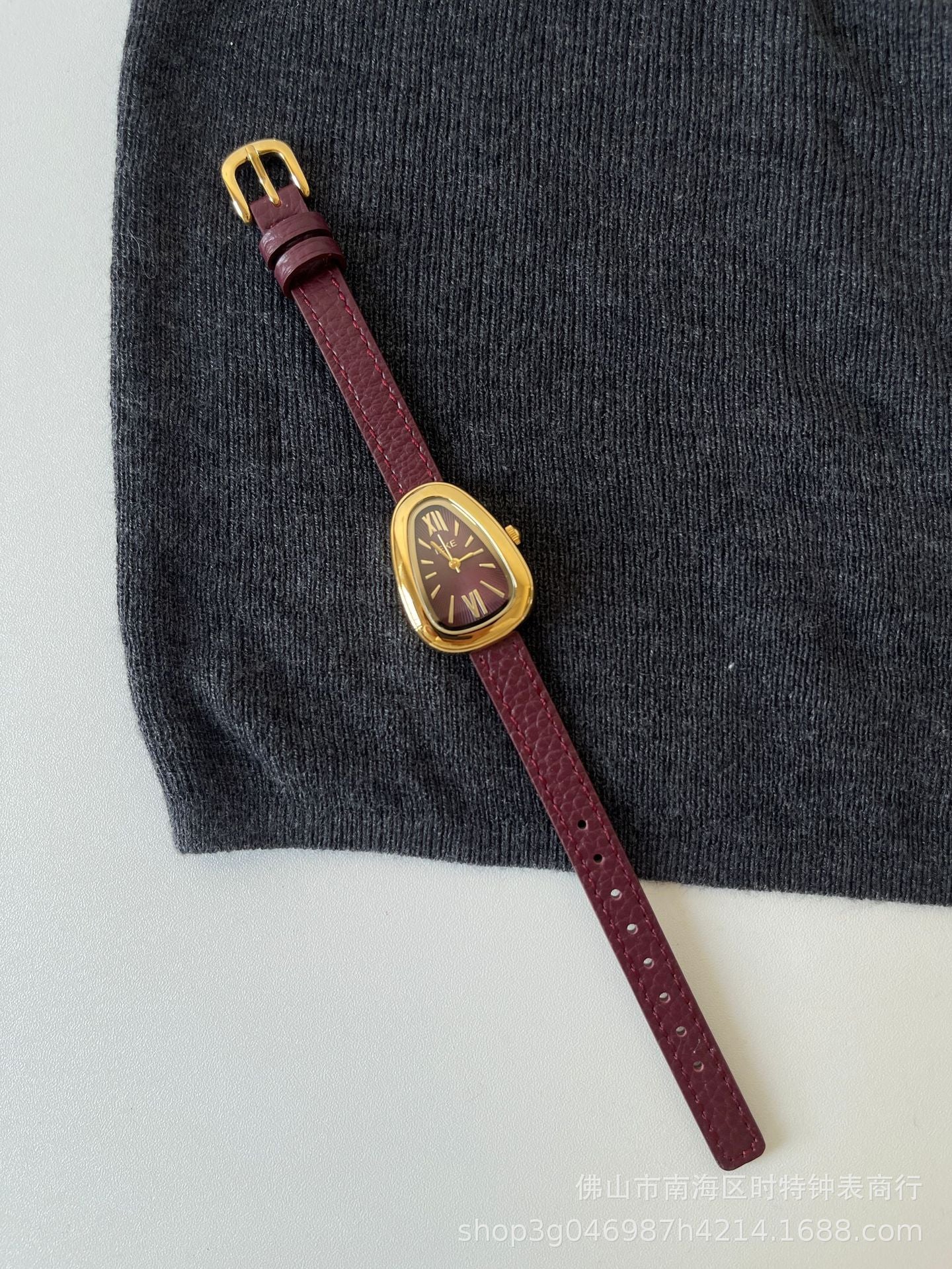 Zhamira Retro Red Watch - Leather Strap with Snake Head Detail [NSW7RYJ7]