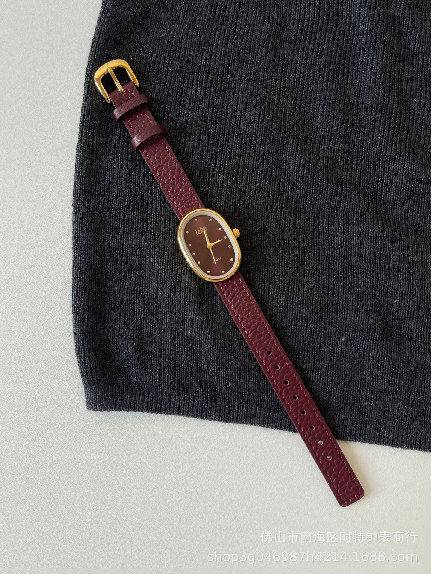 Zhamira Retro Red Watch - Leather Strap with Oval Dots [QWSC8KFV]