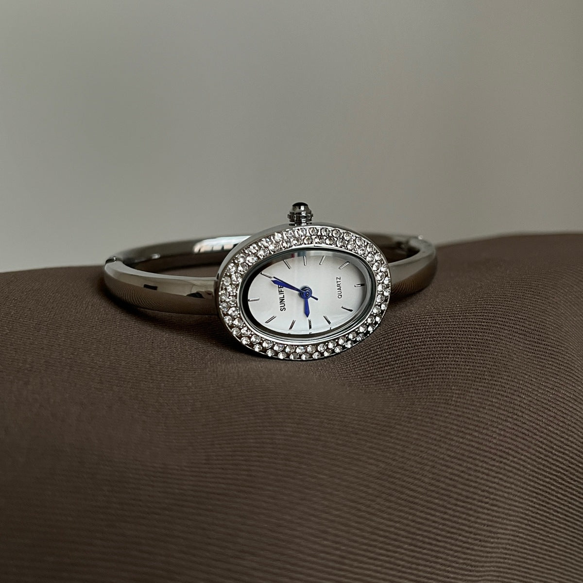 Anorah Diamond Oval Bracelet Watch - Silver Band White Dial (Diamond Edge) [5U9XT124]