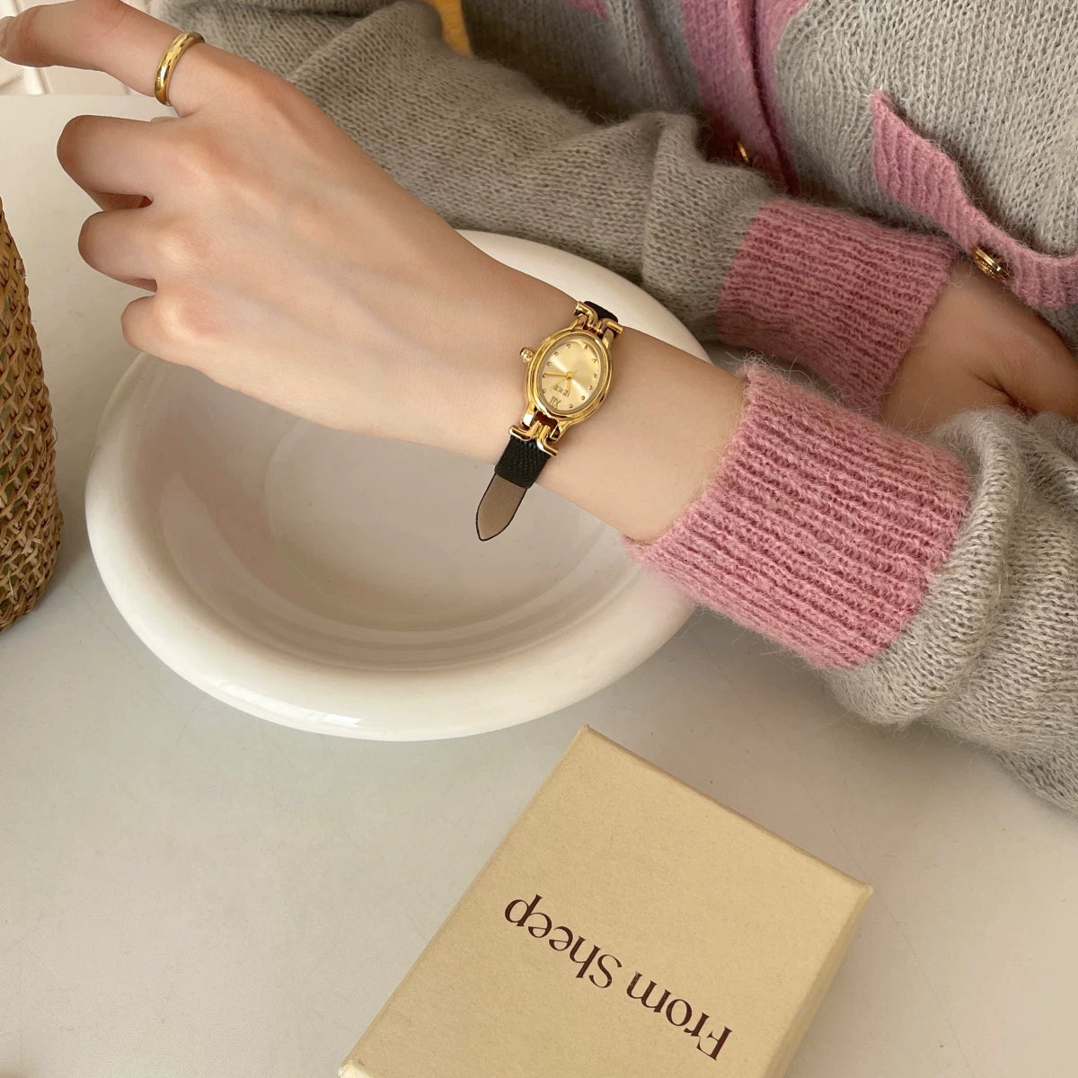 Vintage Oval Leather Strap Watch - Black Strap, Gold Case, Gold Dial [KJ2TUXM3]