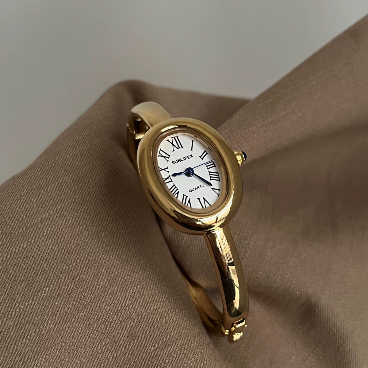Oval Vintage Gold Bracelet Watch - Gold Band White Dial (Roman Numerals) [XRA7ZJW3]