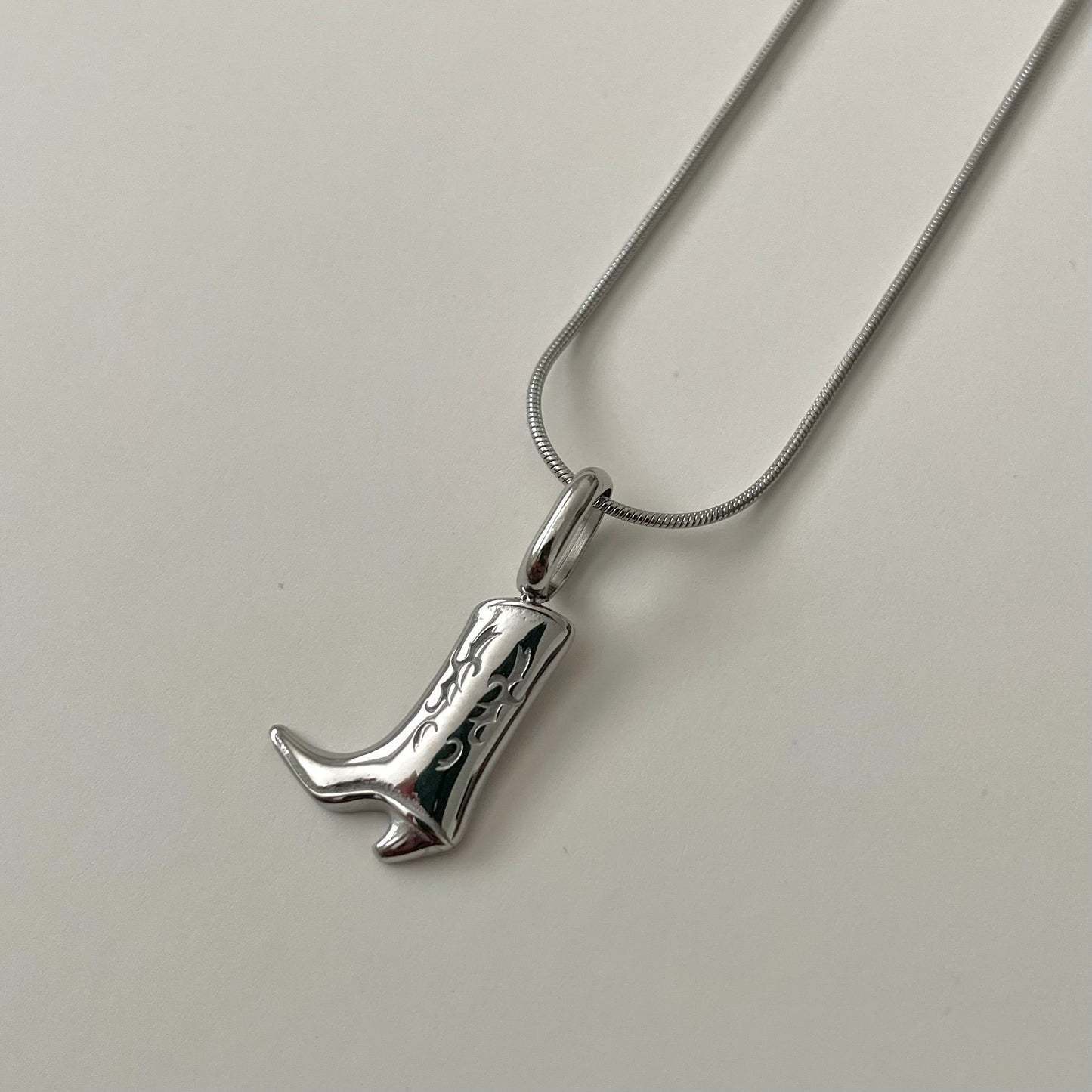 Lucky Horseshoe Pendant Necklace - Silver Boots [QUSERF67]