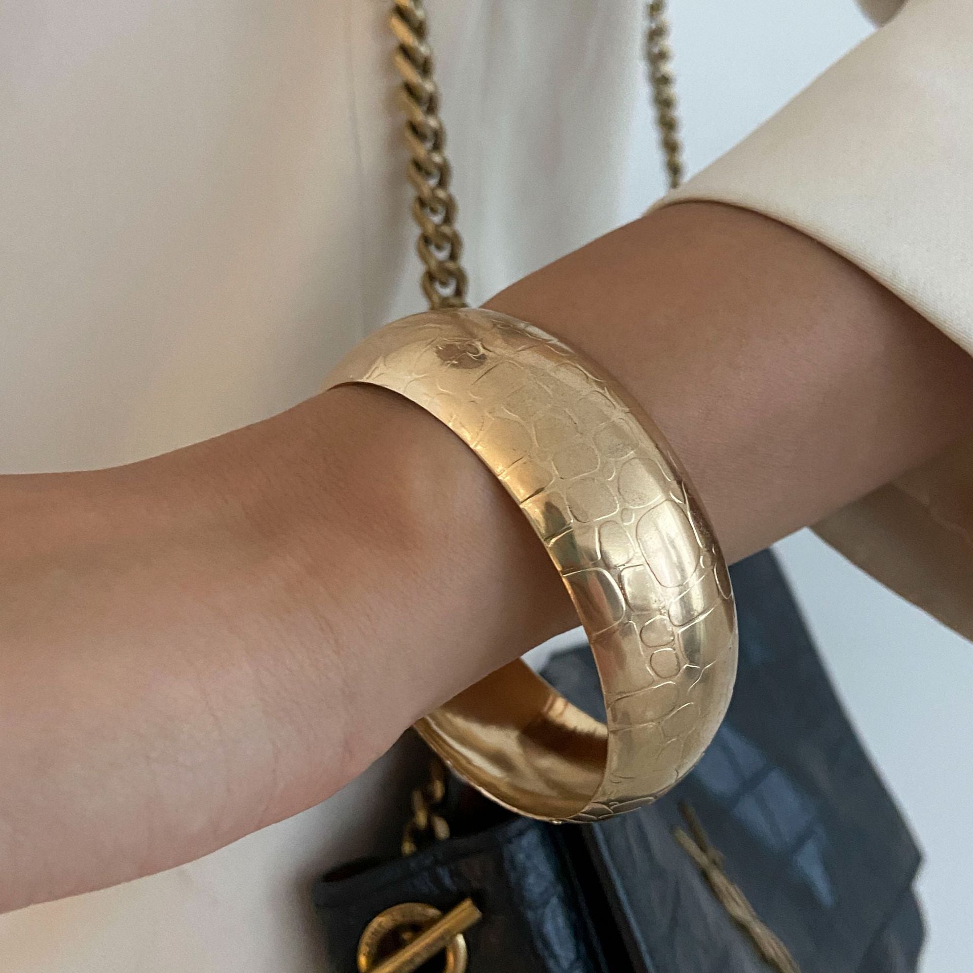 Kyndell Asymmetrical Resin Cuff Bracelet - Gold [ERIH44KA]
