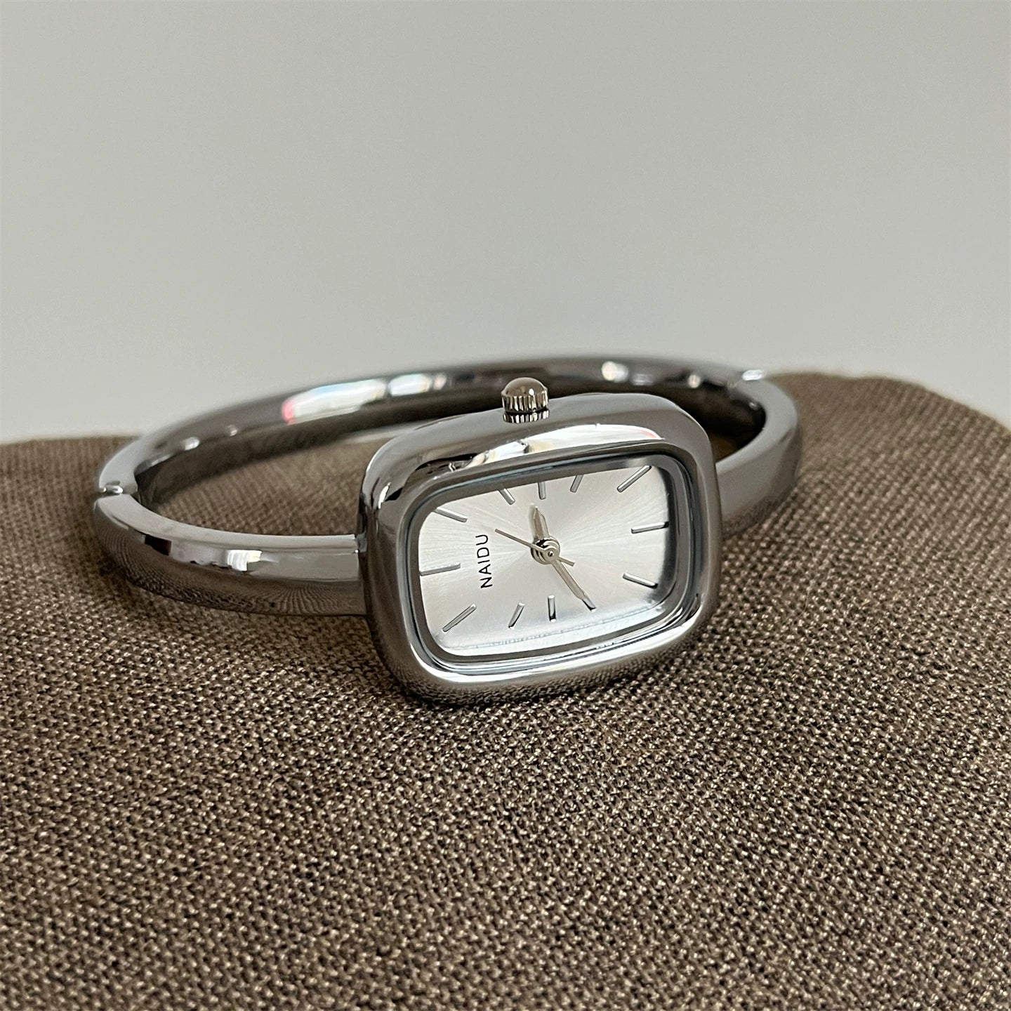 Elegant Bracelet Watch - Silver Band with White Face [E6NHH2EJ]