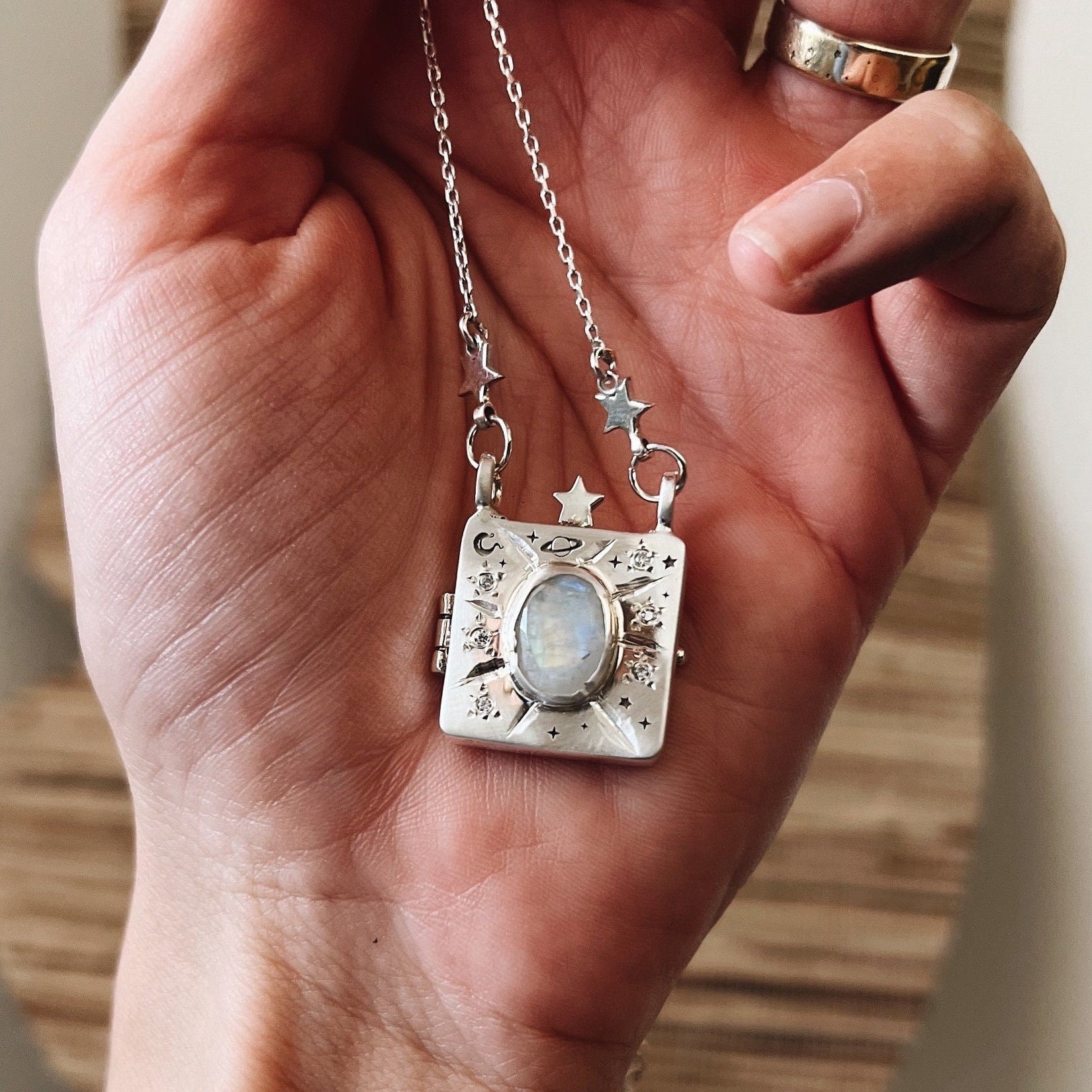 Floral Heart Locket Necklace - Silver Vow Album [IQXTL4LG]