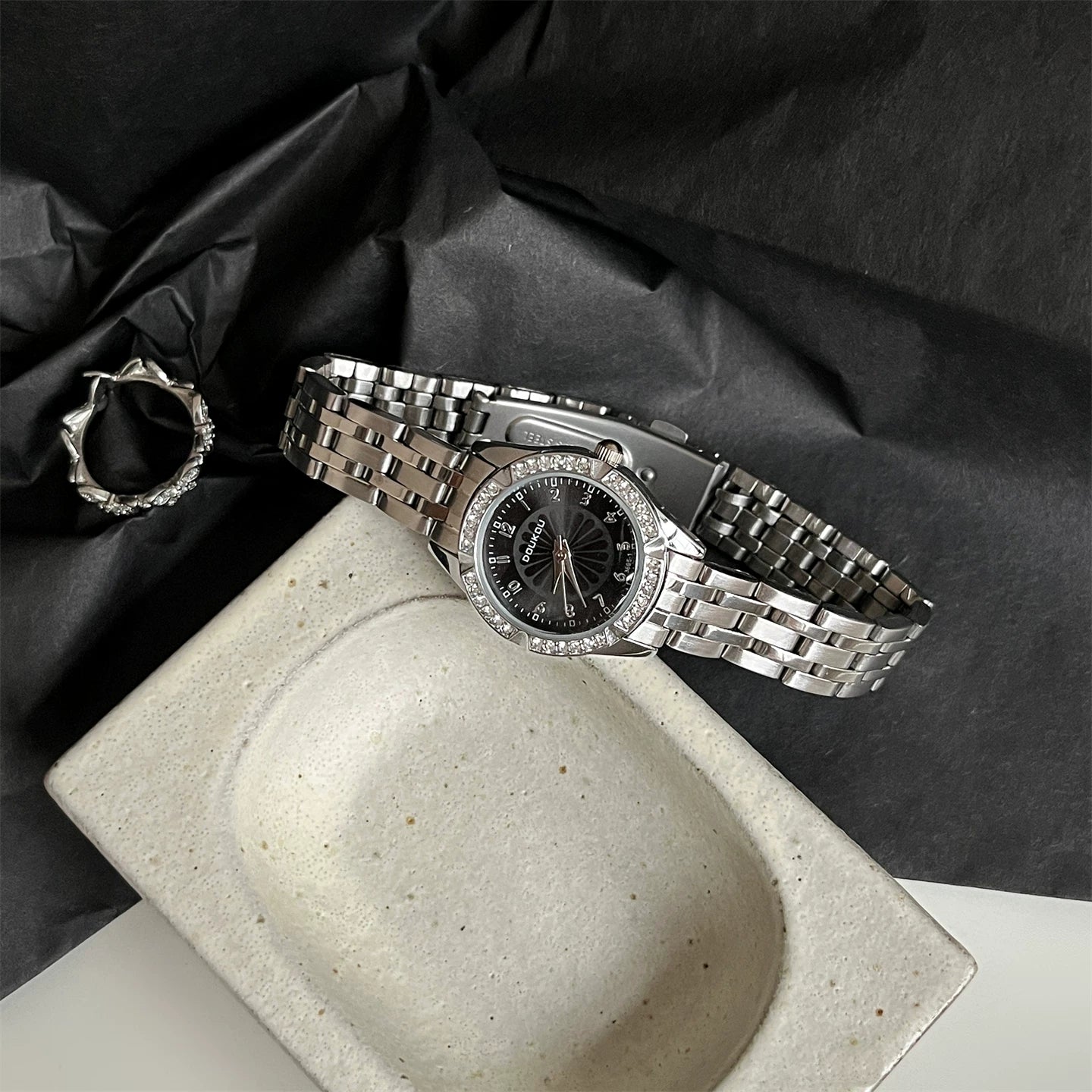 Daisy Dial Bracelet Watch - Black Dial Daisy Steel Strap [D9PK3JMB]