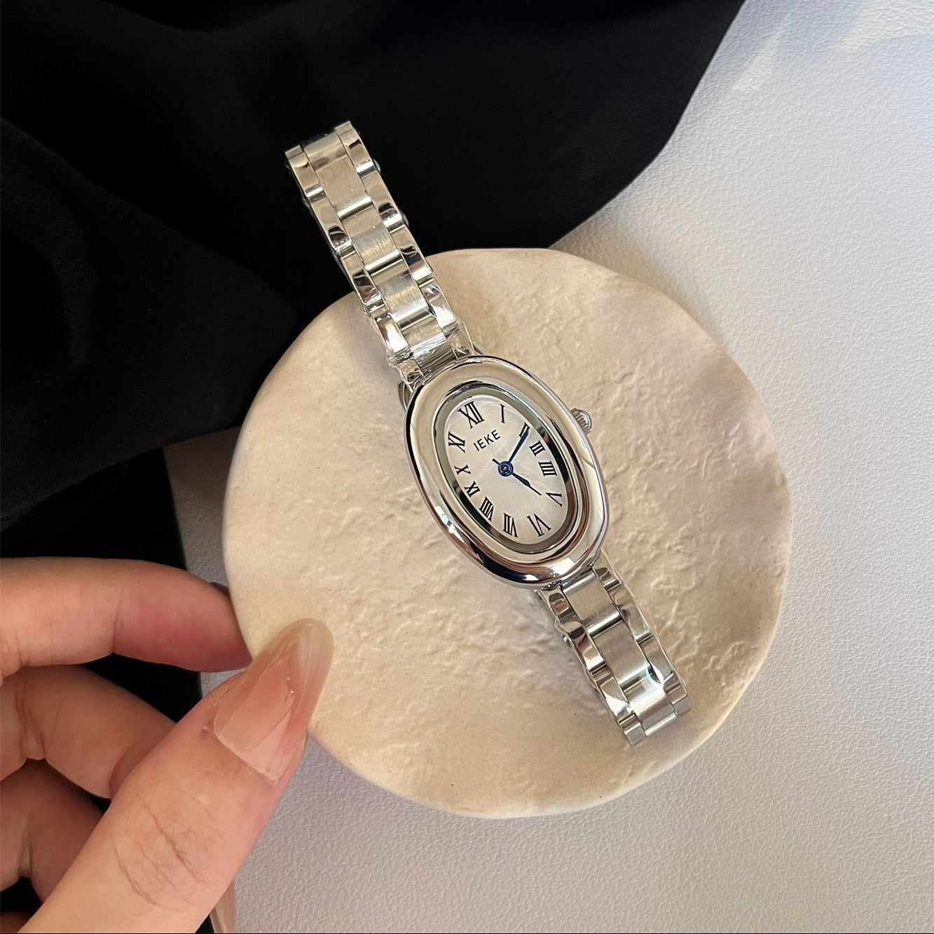 Sommer Retro Oval Bracelet Watch - Silver Band, White Dial [8YHVIDL5]