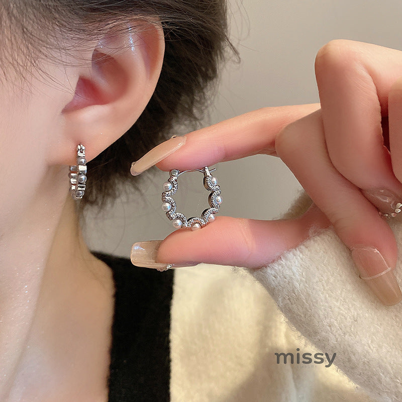 Akeelah Elegant Pearl Arc Earrings [UX0KAXPV]