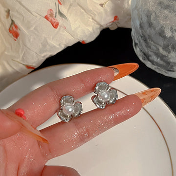 Alani Pearl Camellia Stud Earrings [F31KTXF3]