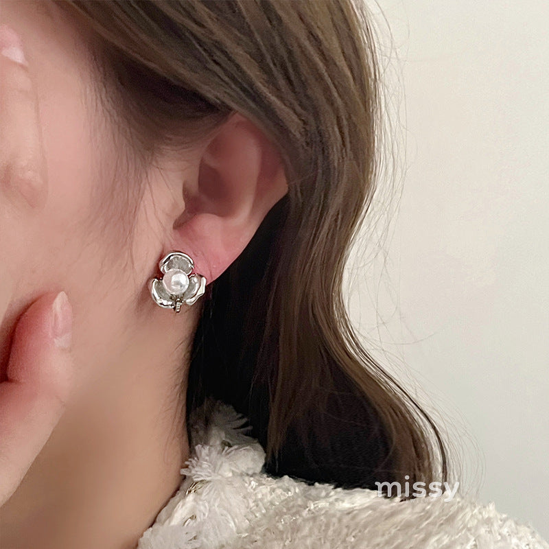 Alani Pearl Camellia Stud Earrings [F31KTXF3]