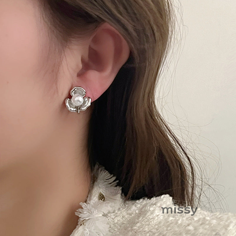 Alani Pearl Camellia Stud Earrings [O7KLH6HJ]