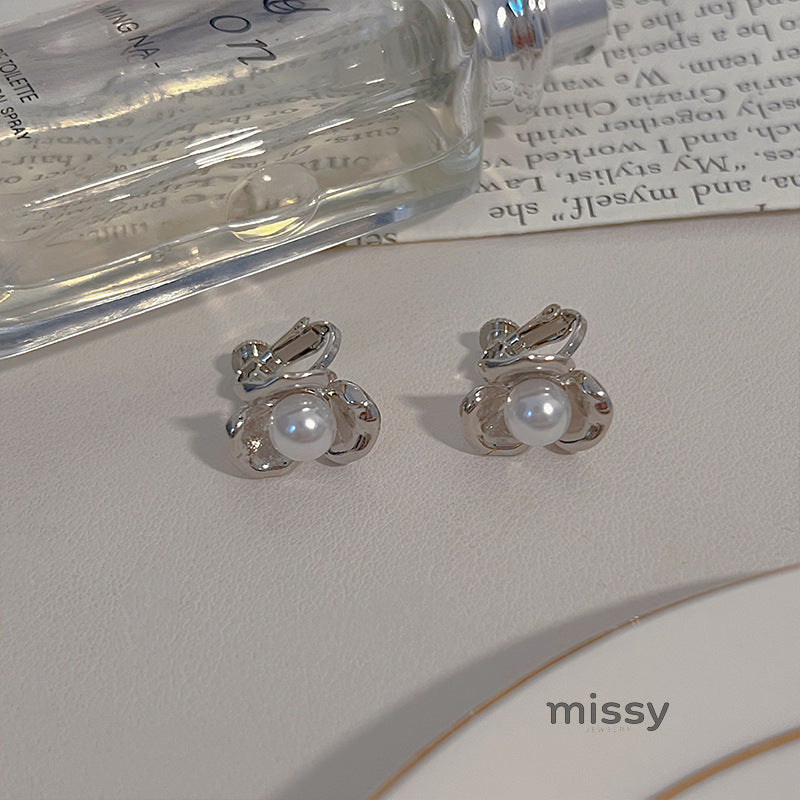 Alani Pearl Camellia Stud Earrings [4H6ZVAD9]