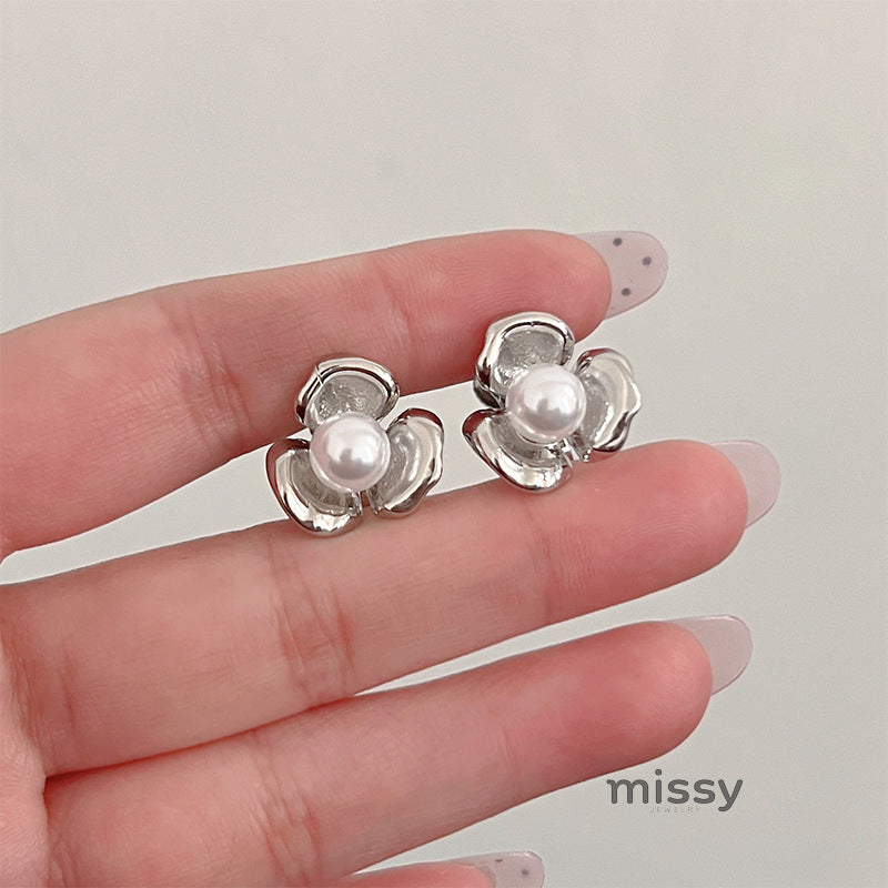 Alani Pearl Camellia Stud Earrings [ERO84GW7]