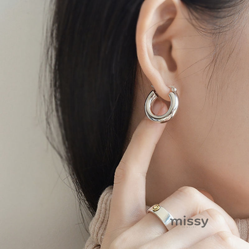 Alania Glossy Hoop Earrings [T019CC8G]