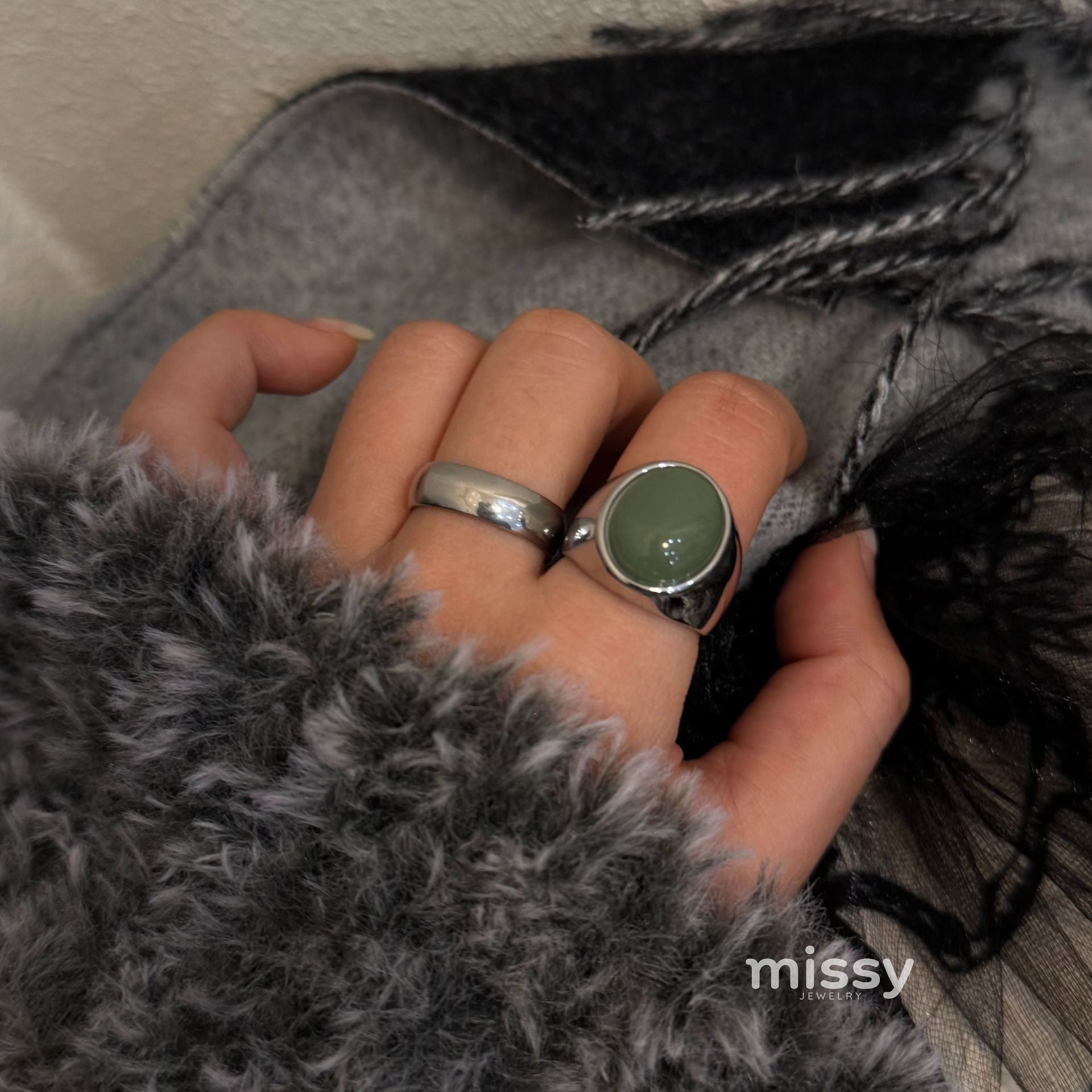 Aleiyah Sleek Oval Stone Ring [1ZV9Z3GL]