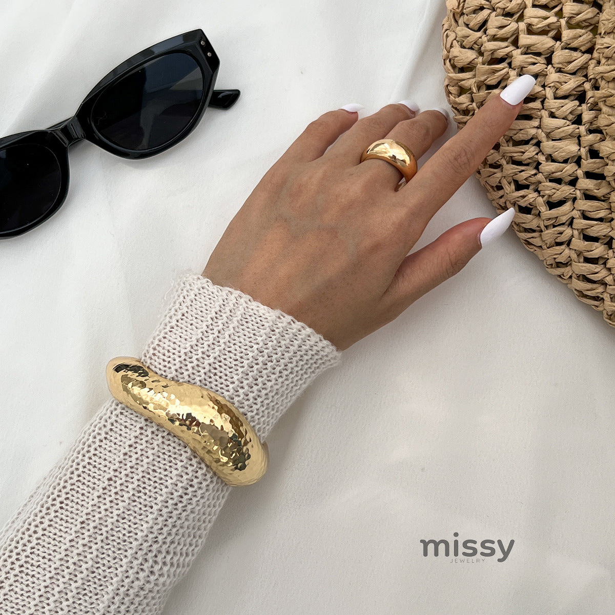Alexie Textured Cuff Bracelet [90VBDAKI]