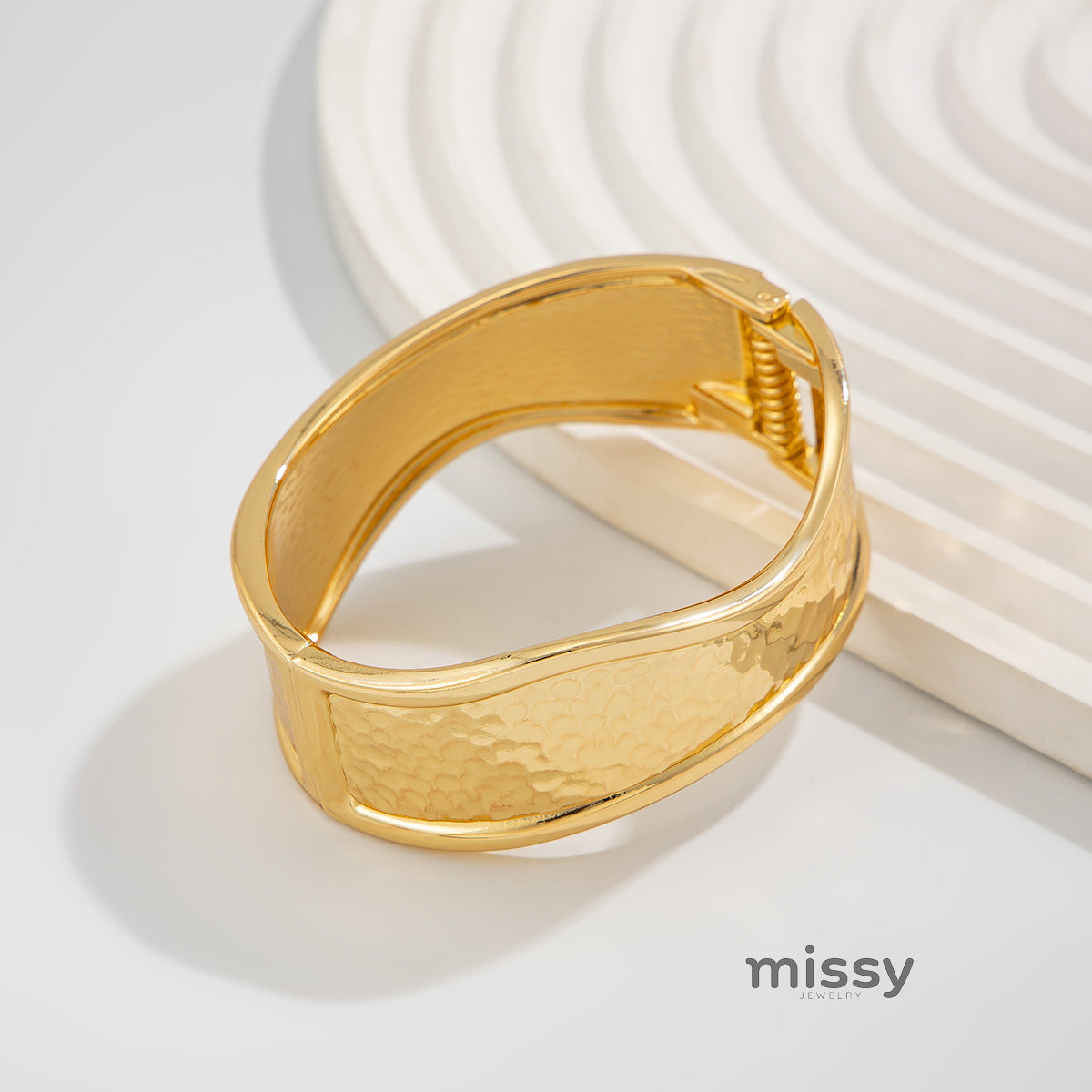 Alexie Textured Cuff Bracelet [UP231GHZ]
